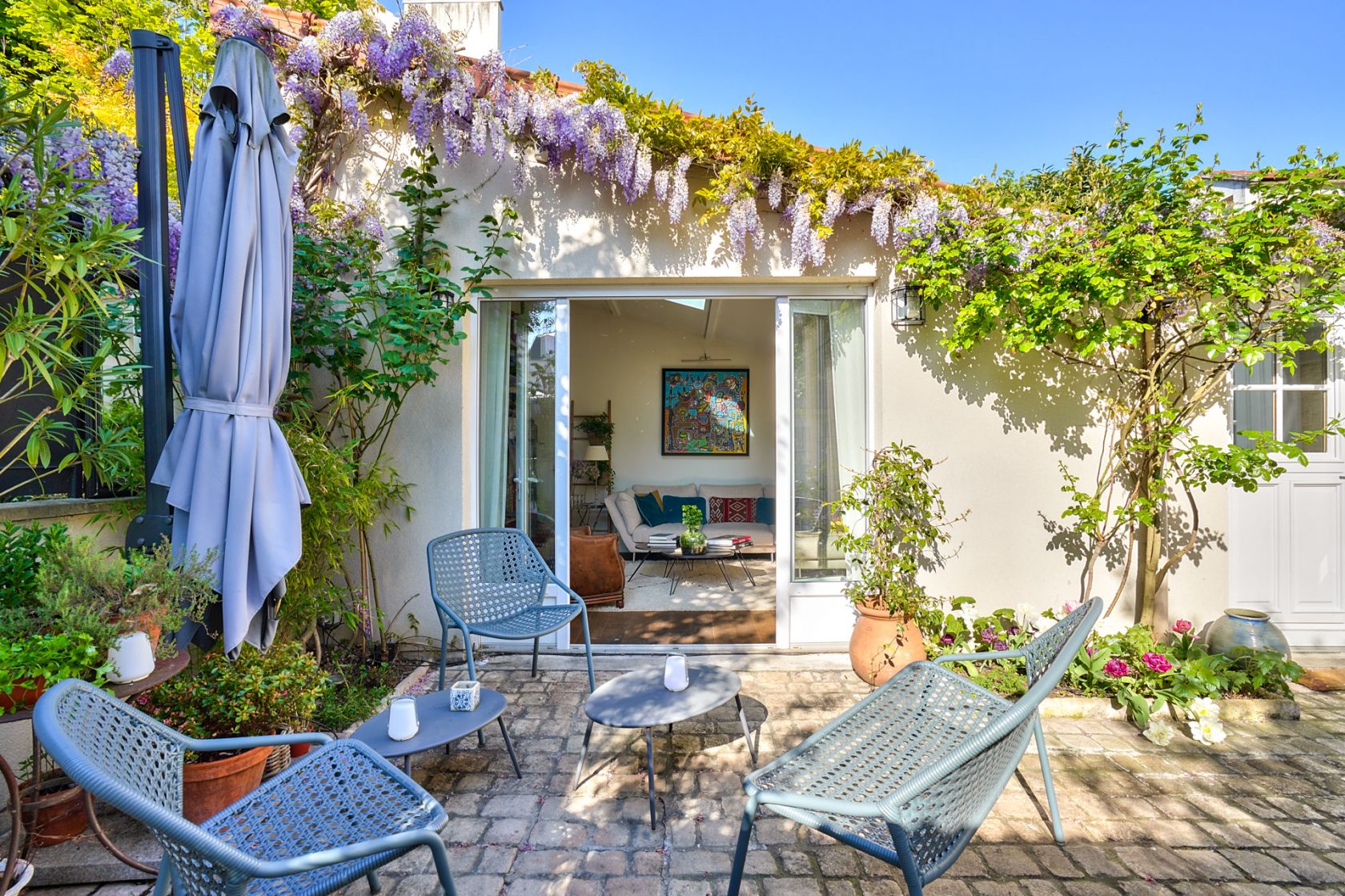 Confidential house with its paved courtyard