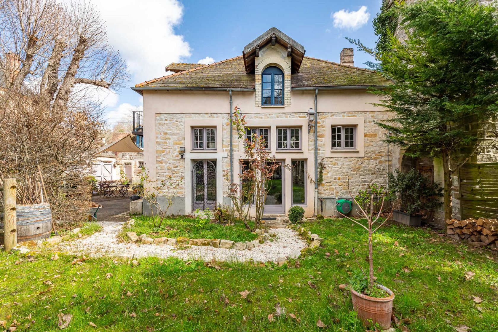 Charming house with courtyard and garden