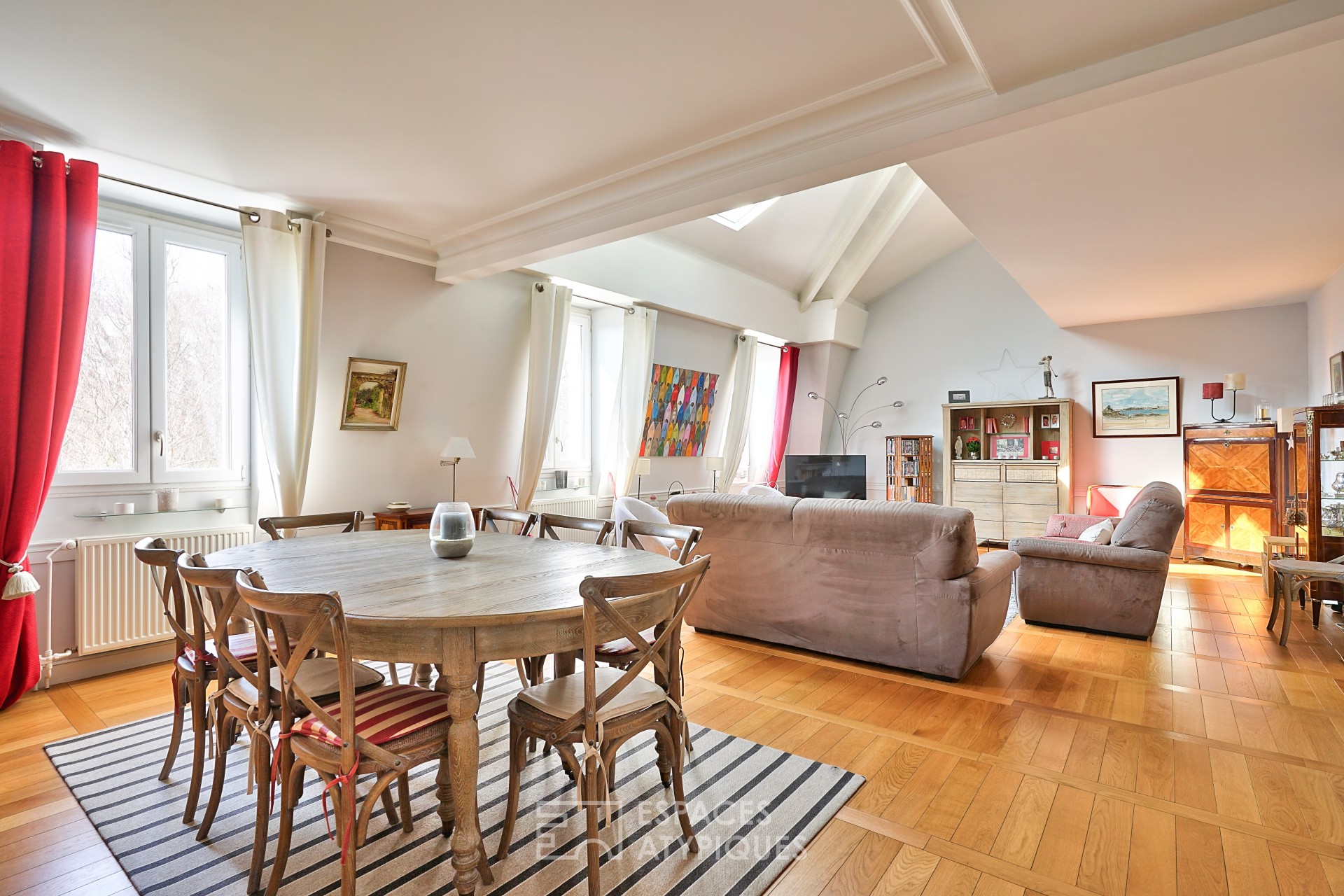 Bright duplex with large living room and view of the castle park