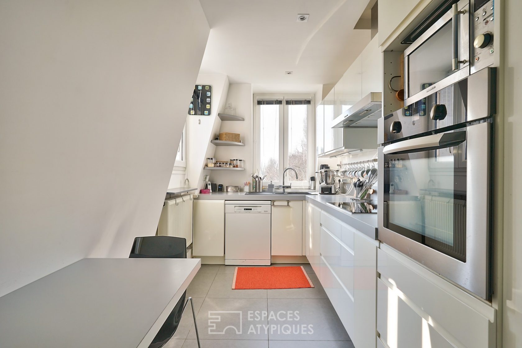 Bright duplex with large living room and view of the castle park