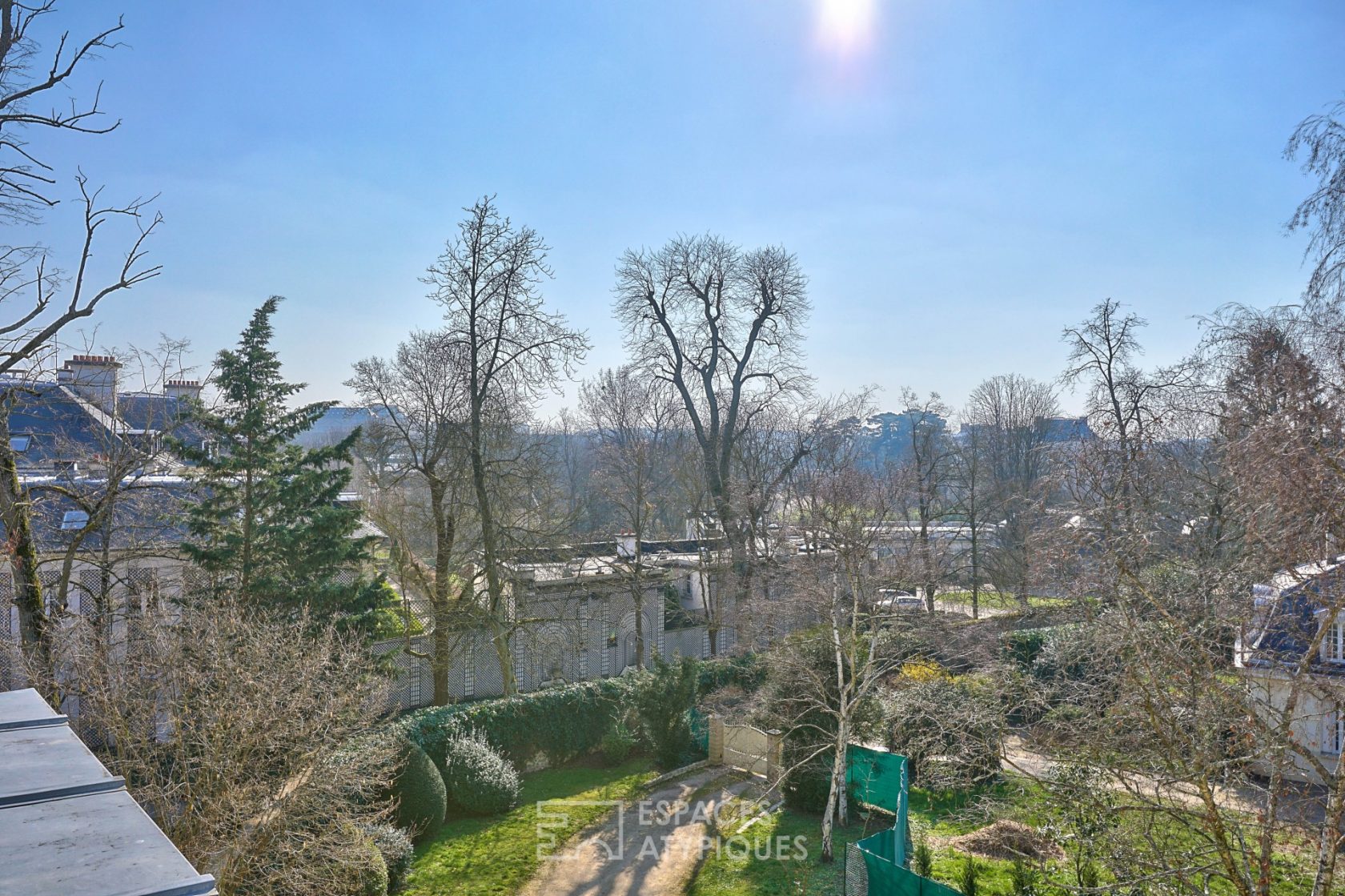 Bright duplex with large living room and view of the castle park