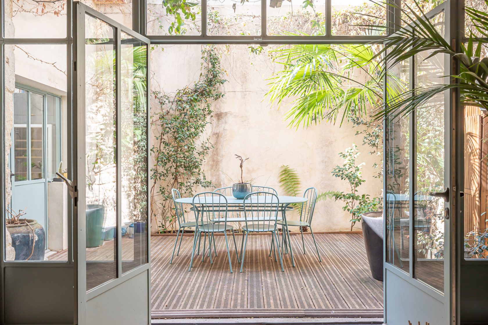 Atelier contemporain autour d’une terrasse