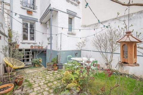 House with garden and paved courtyard