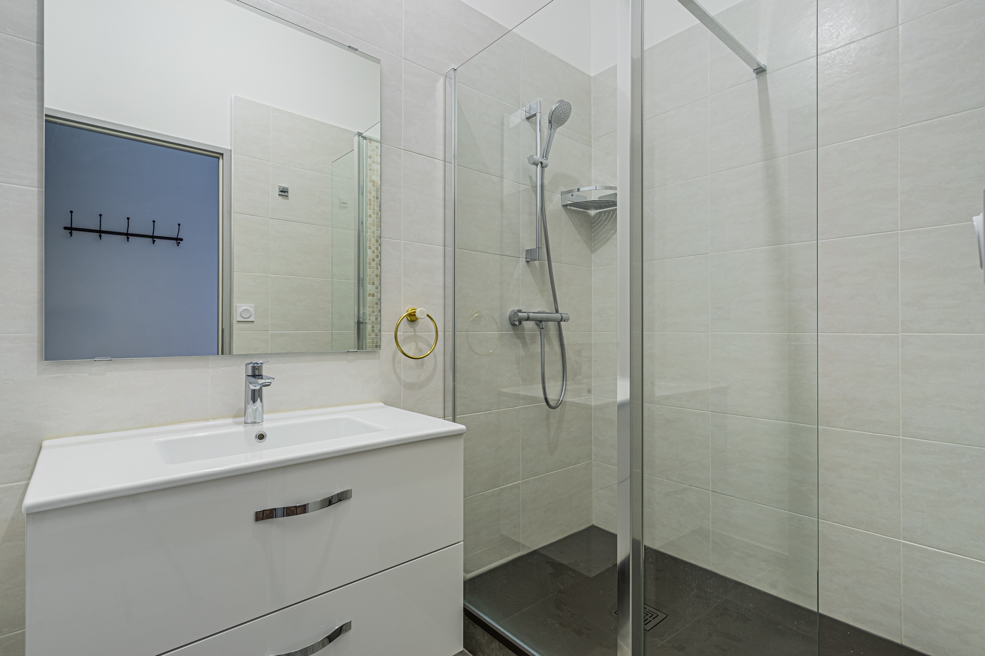 Renovated top floor apartment with view