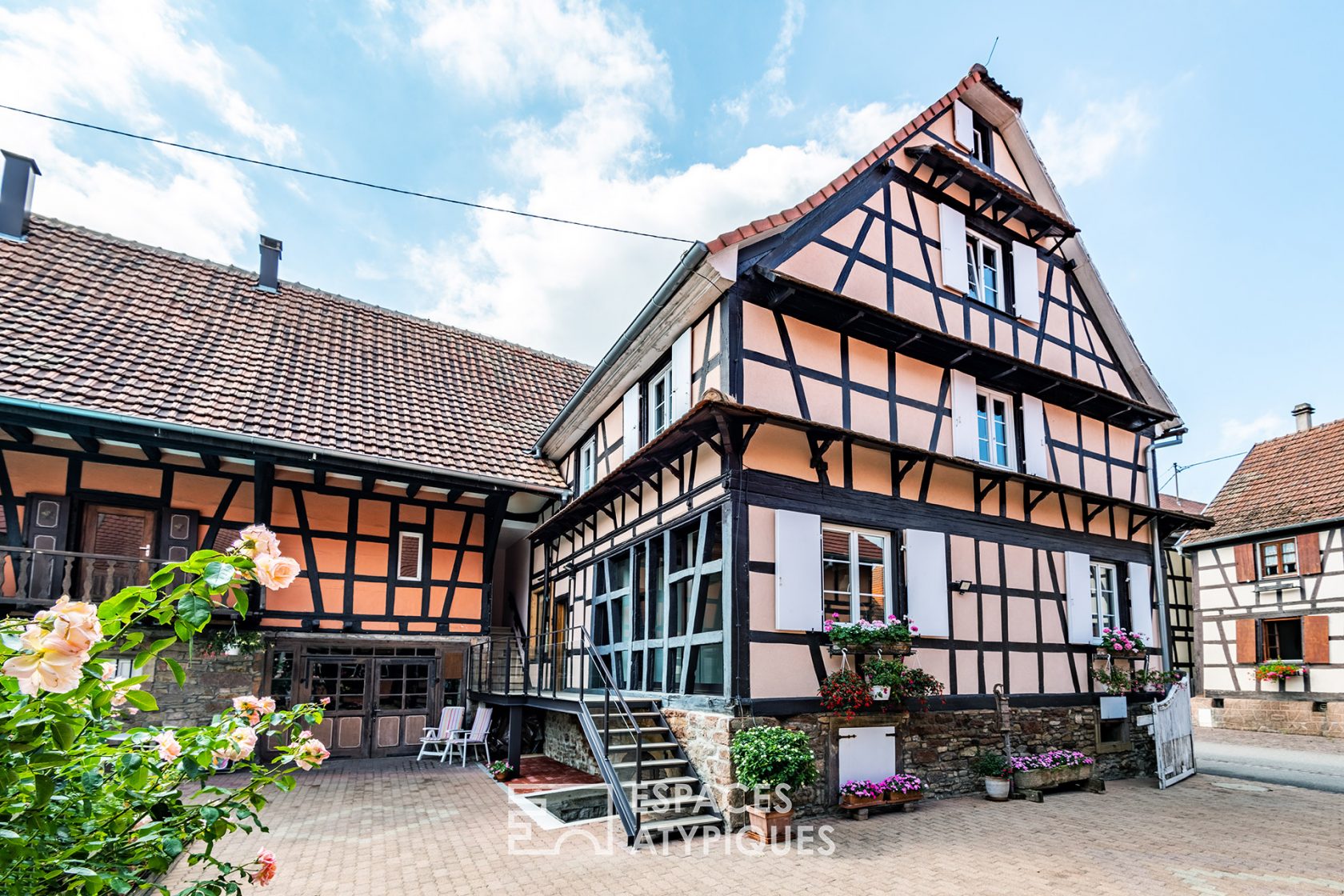 Farmhouse and its swimming pool