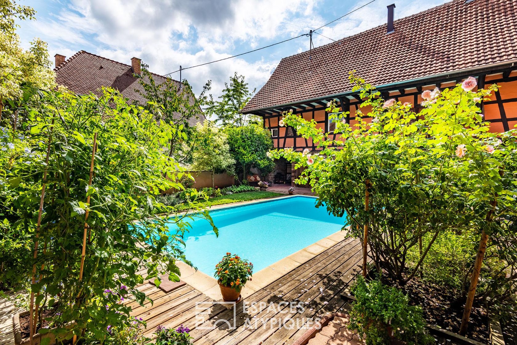 Corps de ferme et sa piscine