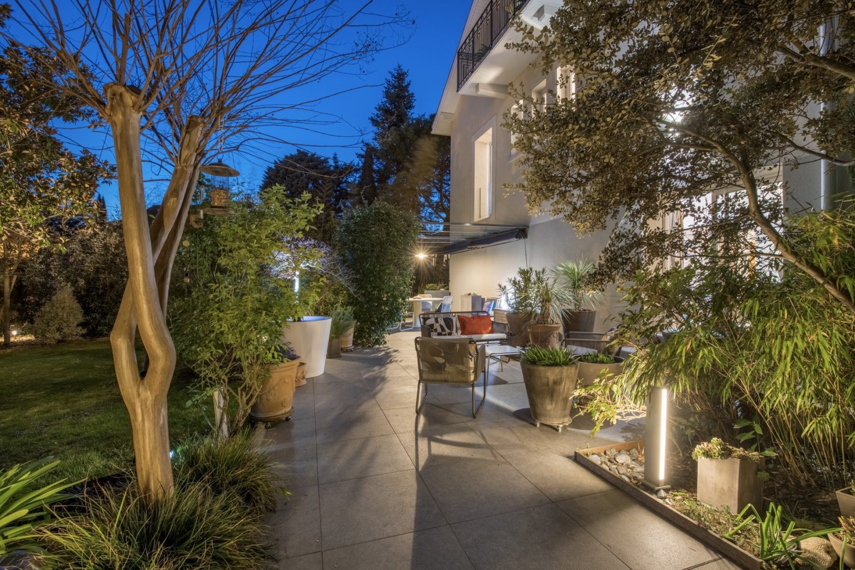 Maison ancienne rénovée par architecte avec jardin paysagé