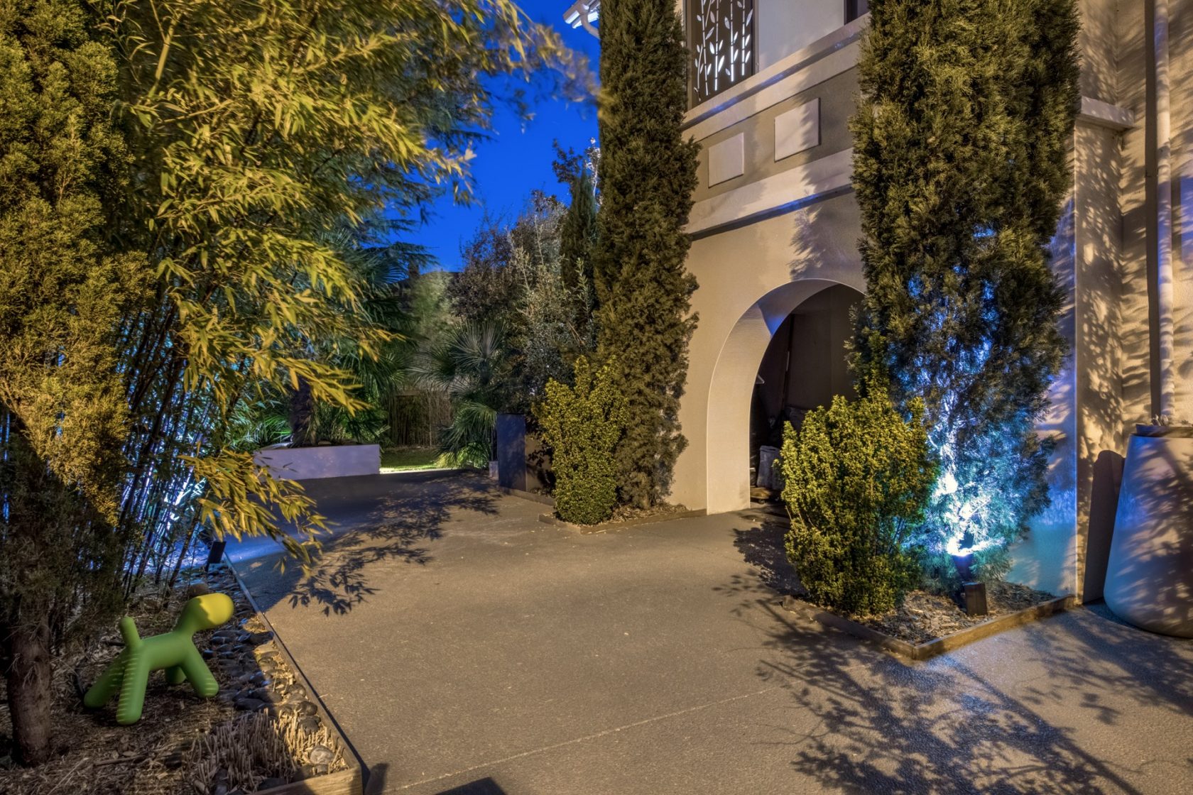 Maison ancienne rénovée par architecte avec jardin paysagé