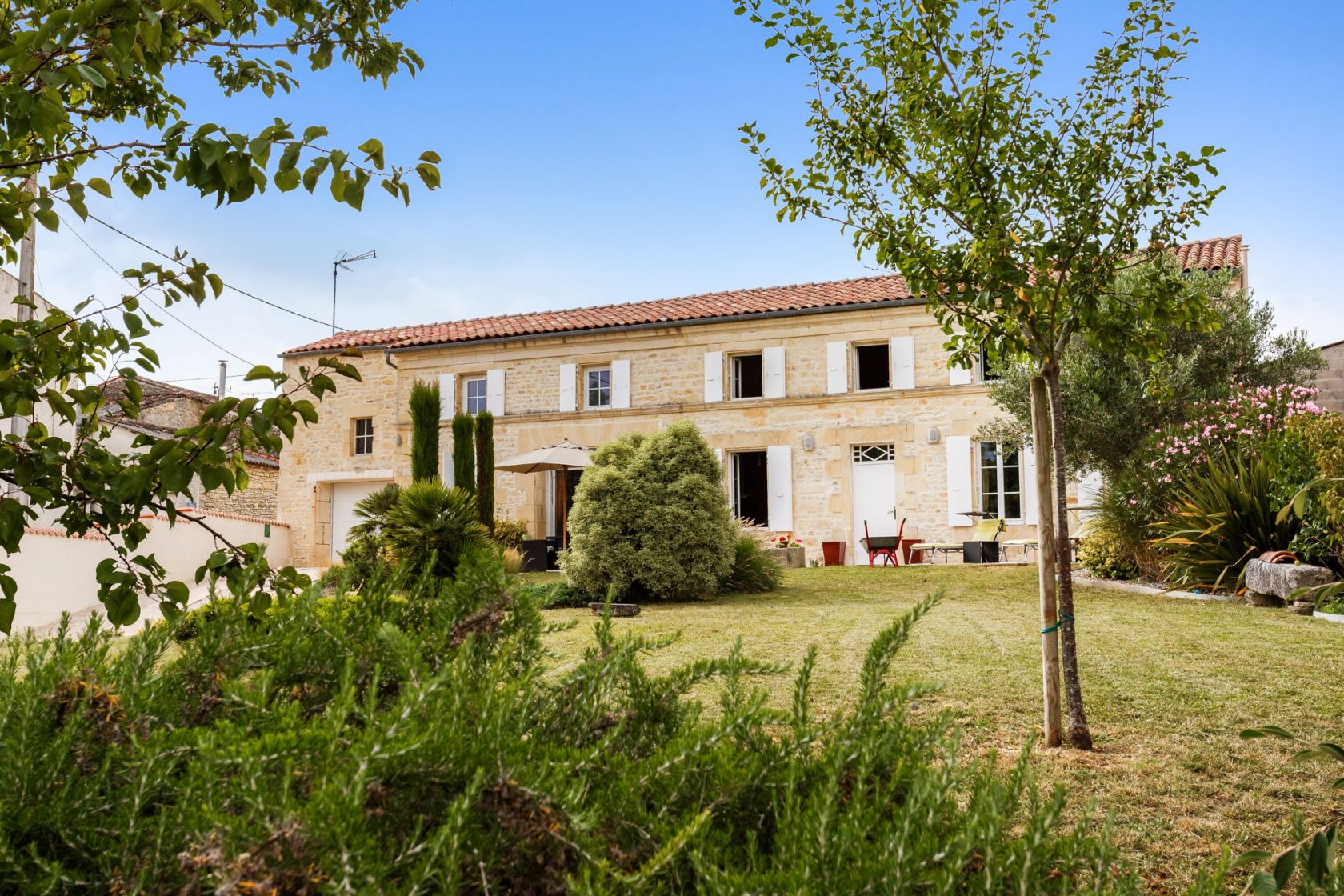 Elégante Saintongeaise en hauteur de village