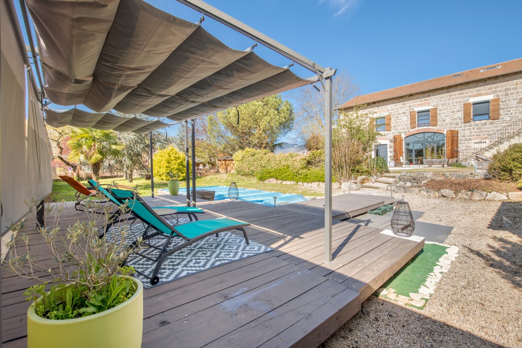 Old renovated farmhouse with garden and swimming pool in the heart of Beaujolais.