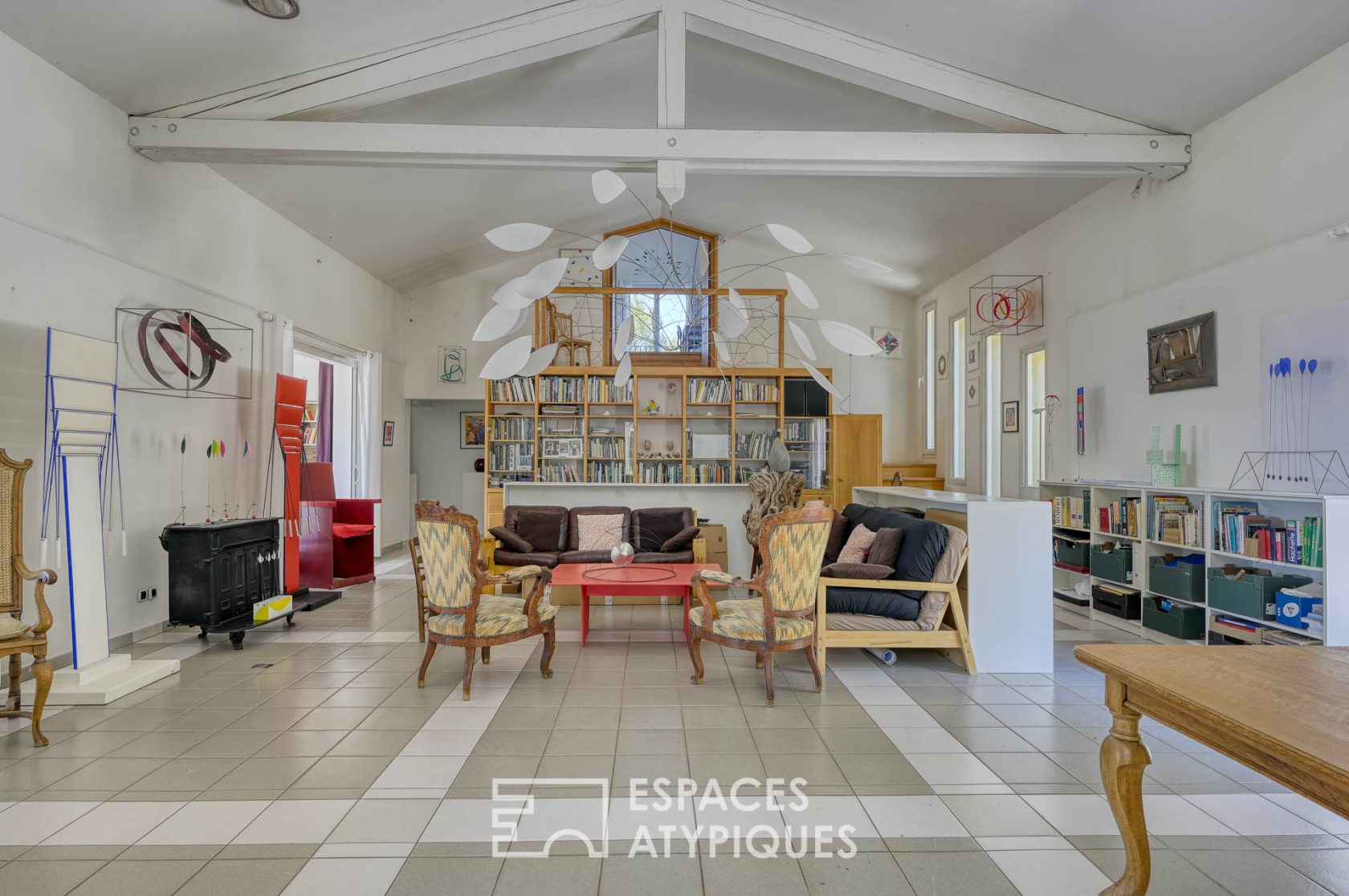Exceptional property and its indoor swimming pool