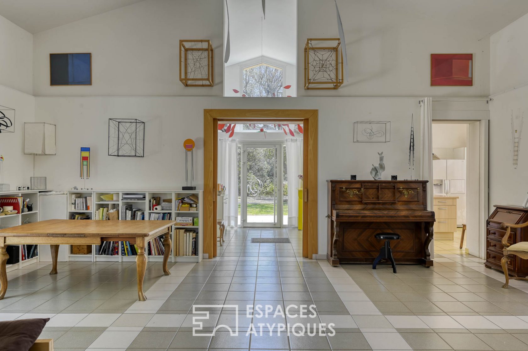 Exceptional property and its indoor swimming pool