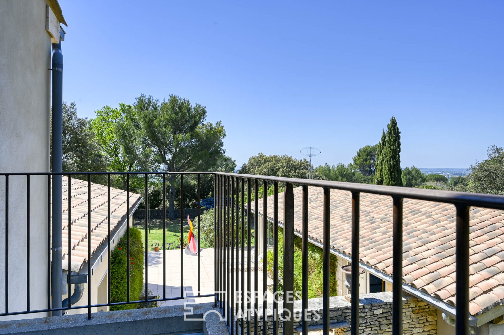 Exceptional property and its indoor swimming pool