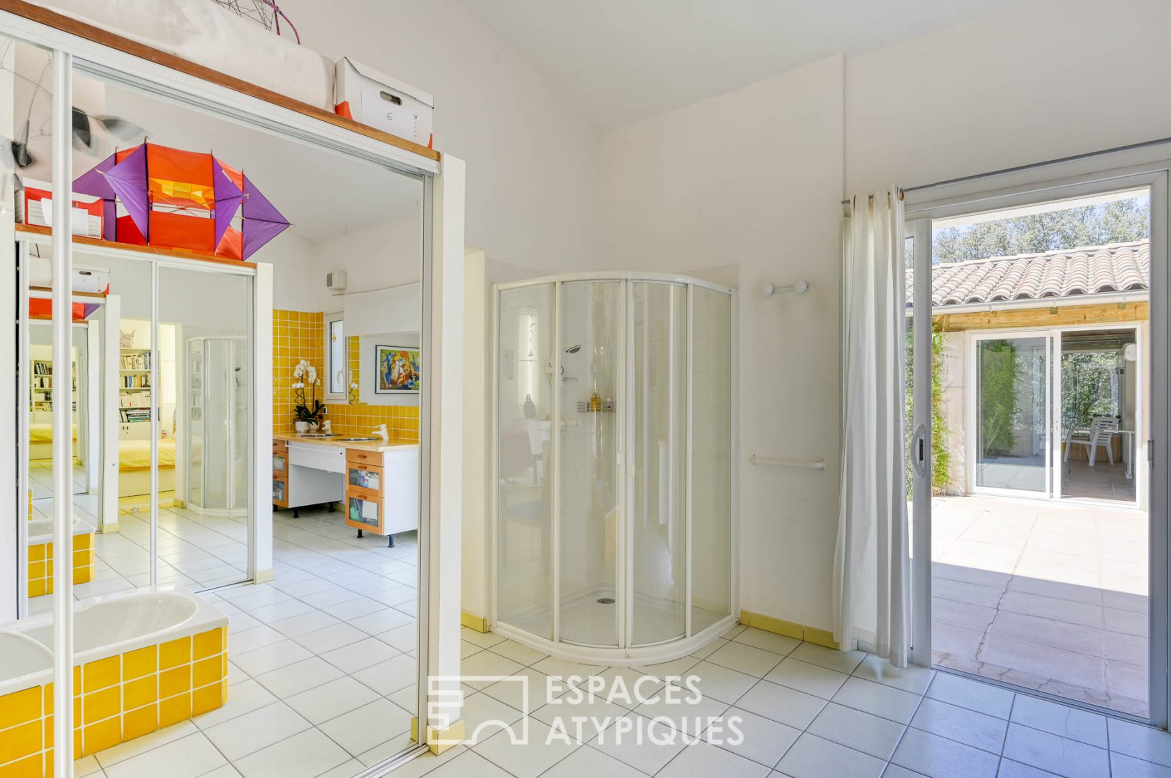 Exceptional property and its indoor swimming pool