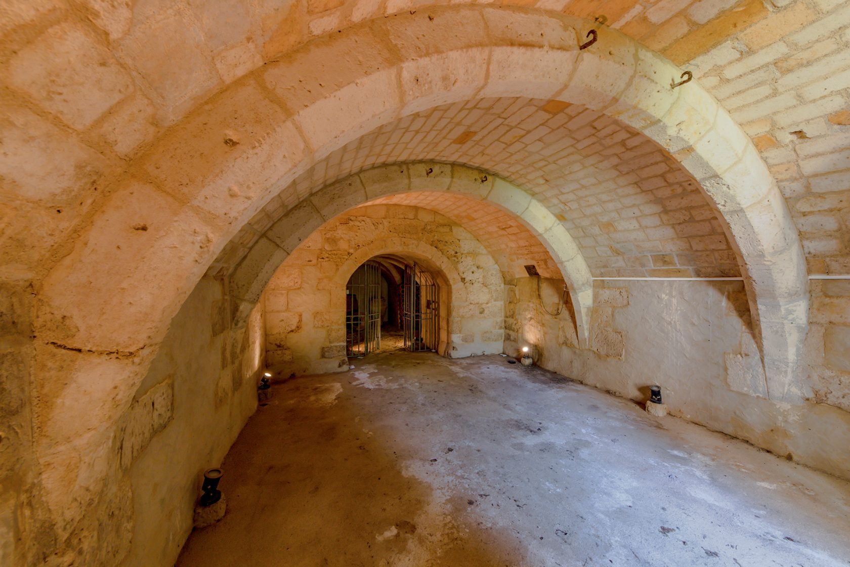 Maison de village authentique bordée par un bras de rivière