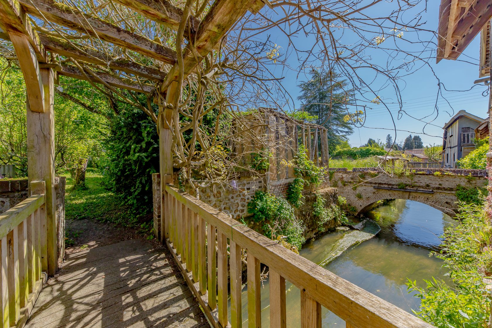 Maison de village authentique bordée par un bras de rivière