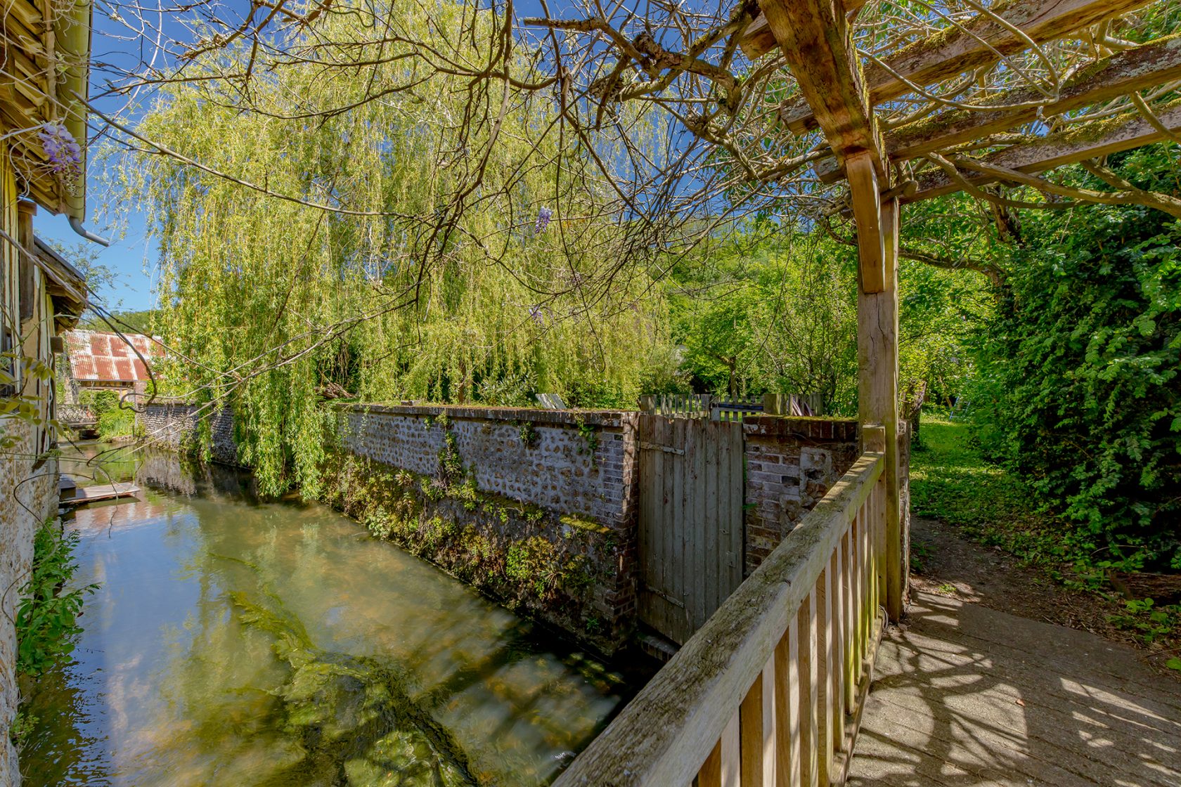Maison de village authentique bordée par un bras de rivière