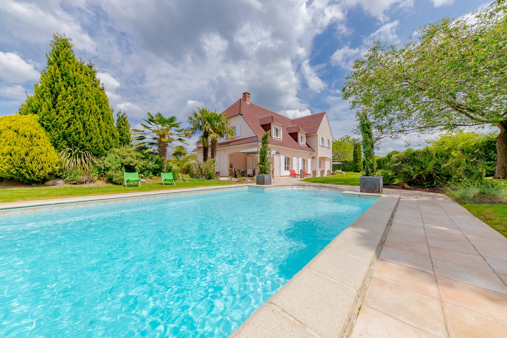 Propriété normande à l’abri des regards avec piscine