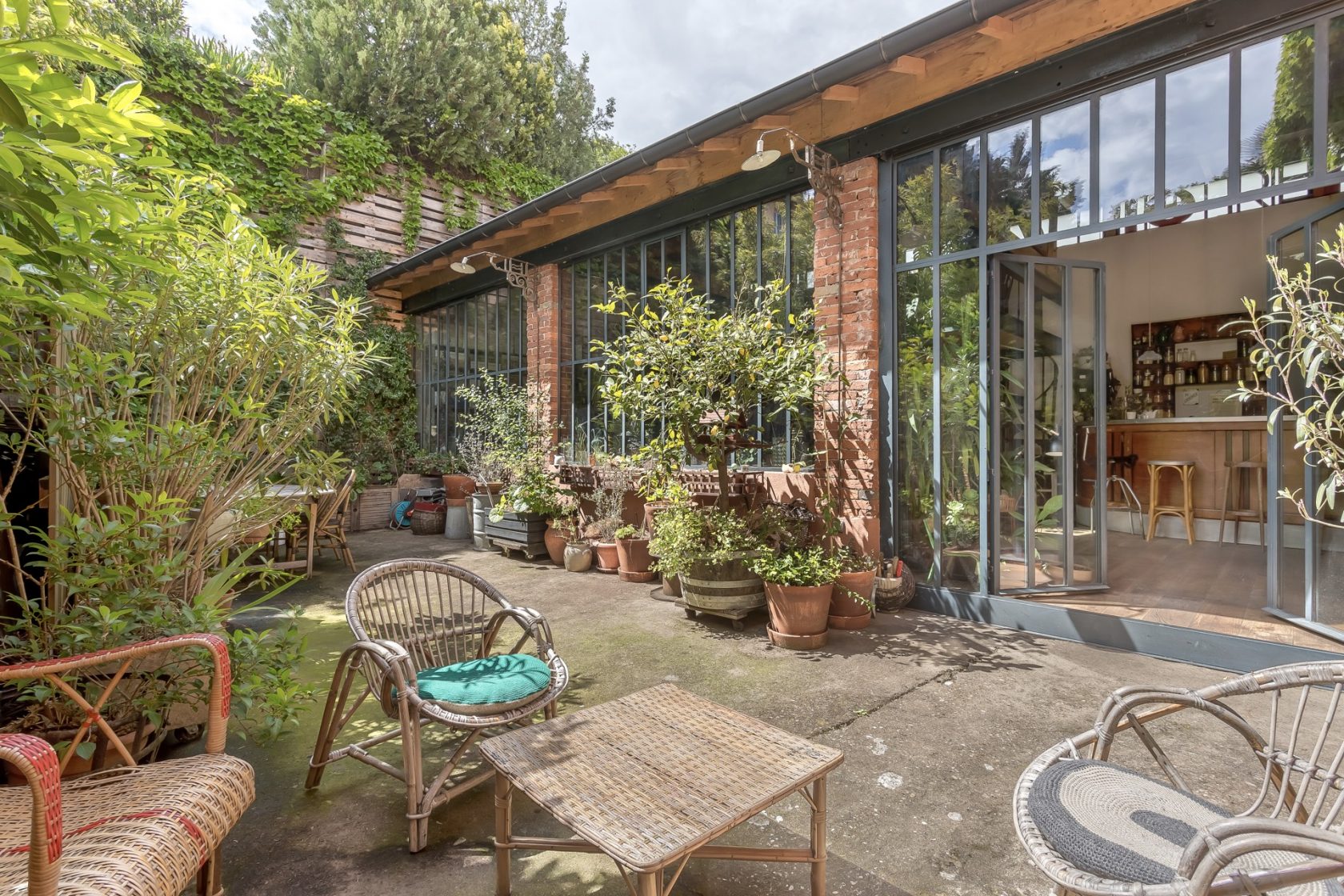 Loft dans un ancien garage avec terrasse et jardin