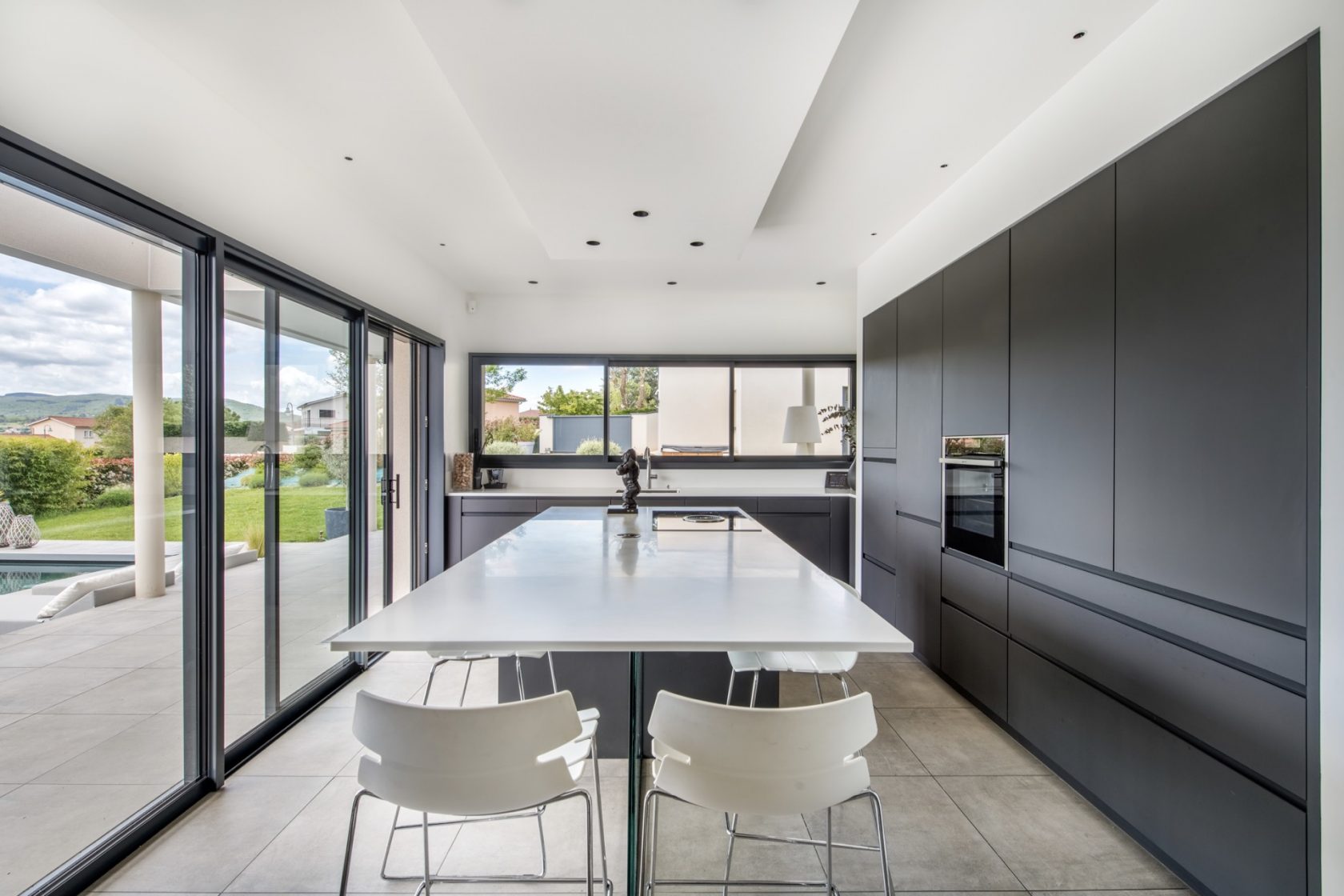 Villa contemporaine avec piscine et vue
