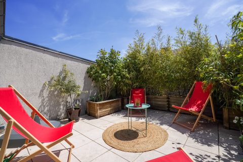 Ancien atelier aéronautique réhabilité en maison loft avec terrasse