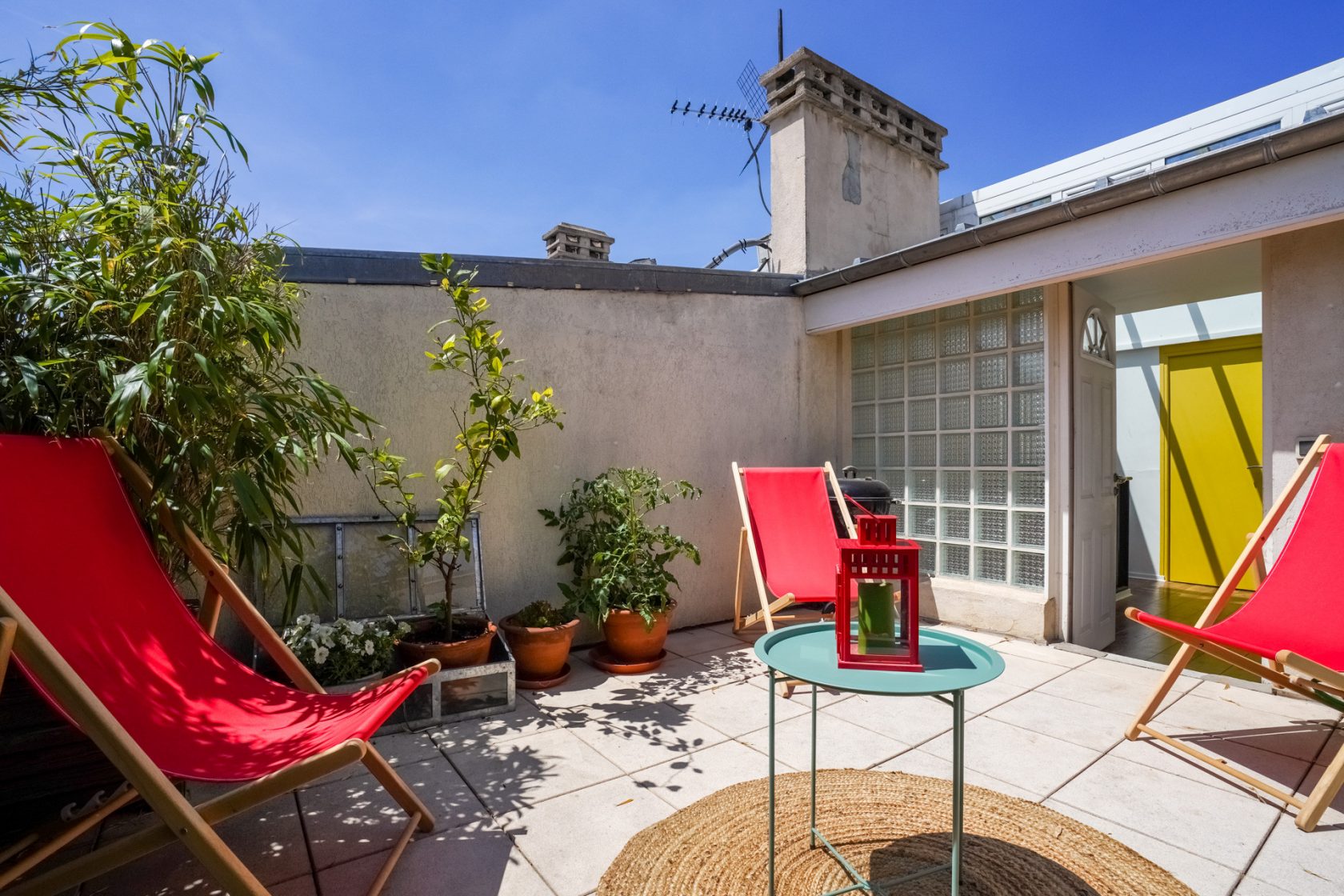 Former aeronautical workshop rehabilitated into a loft house with terrace