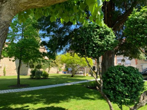 Maison bourgeoise joliment rénovée avec piscine