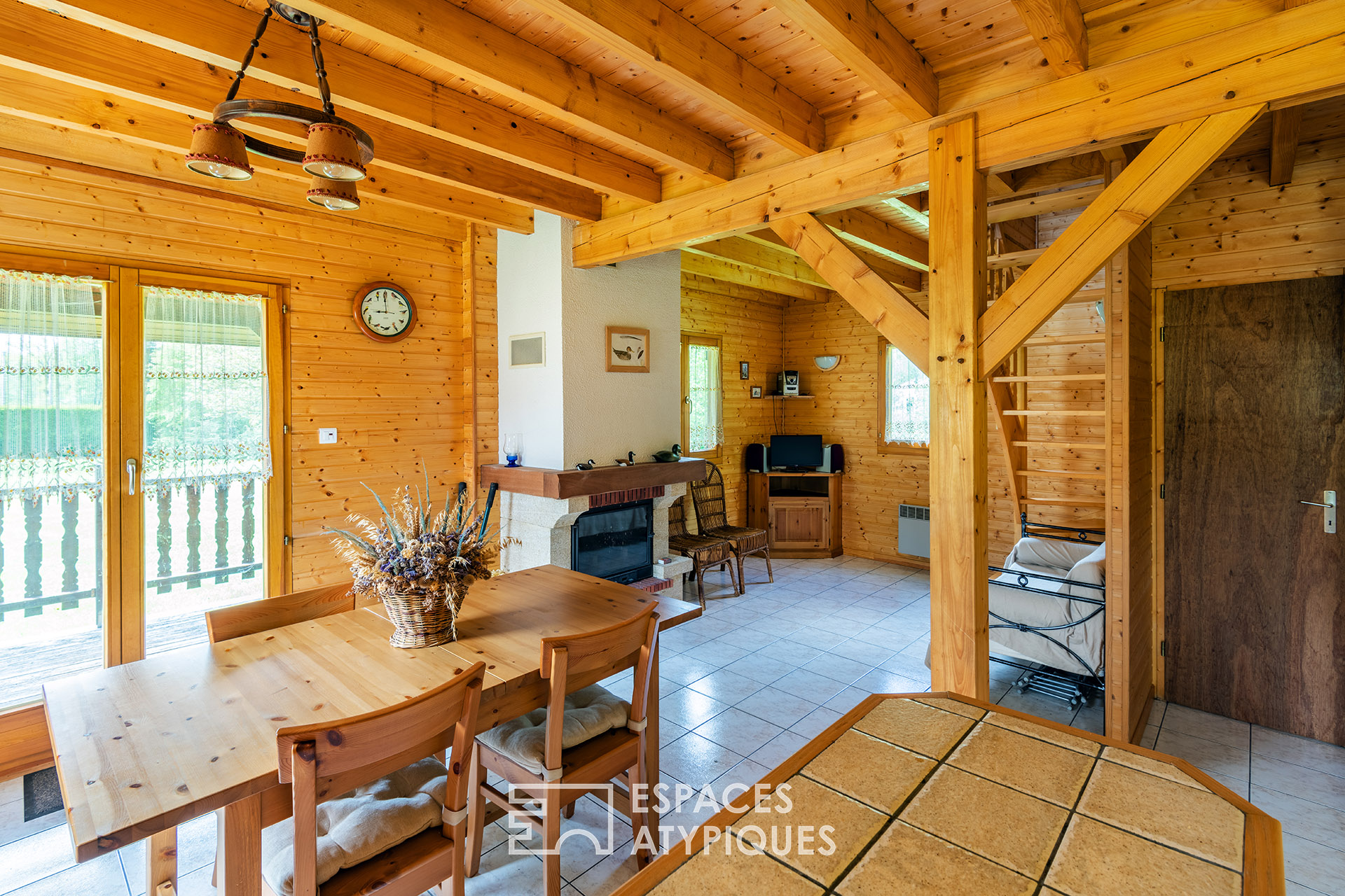 Chalet en bois et son étang en pleine nature