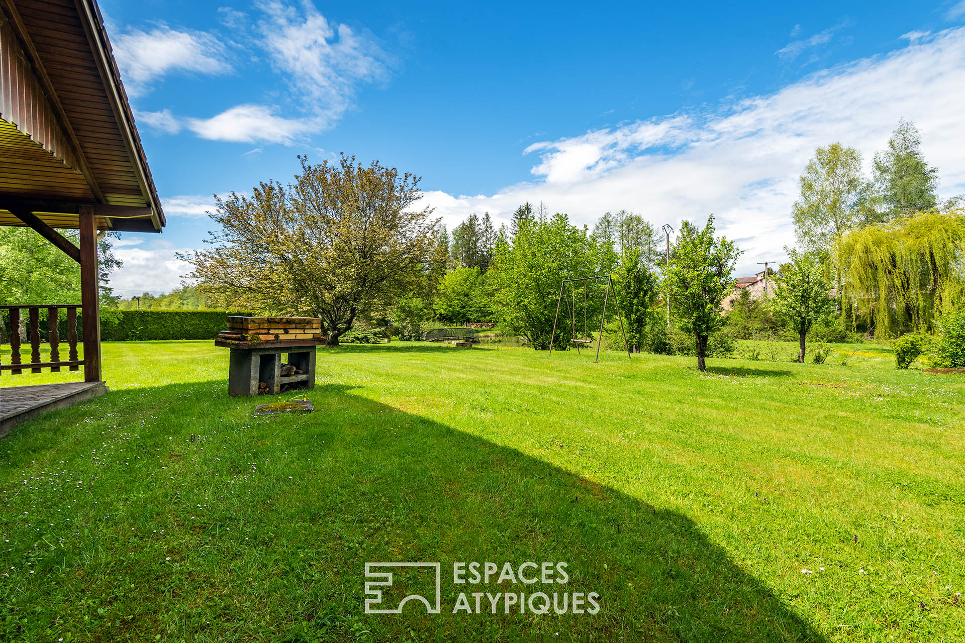 Chalet en bois et son étang en pleine nature