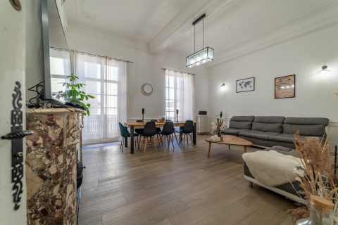 “Modular” Haussmannian apartment in the heart of Nimes