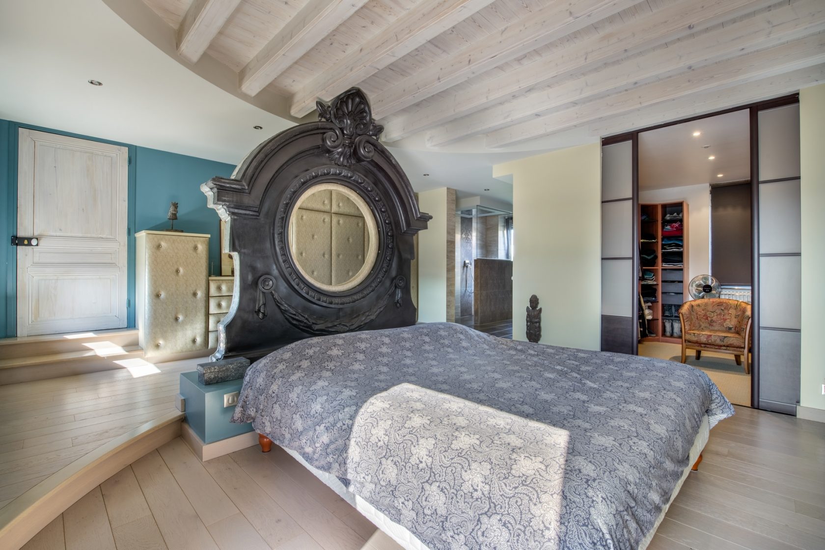Old renovated farmhouse with garden and swimming pool in the heart of Beaujolais.