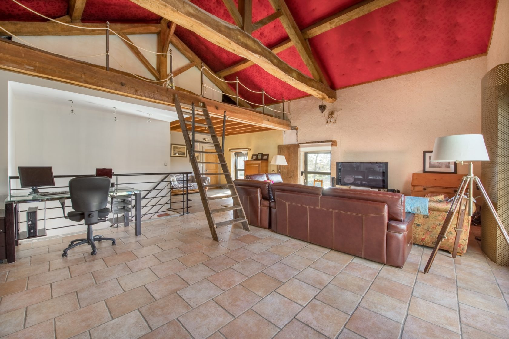 Old renovated farmhouse with garden and swimming pool in the heart of Beaujolais.