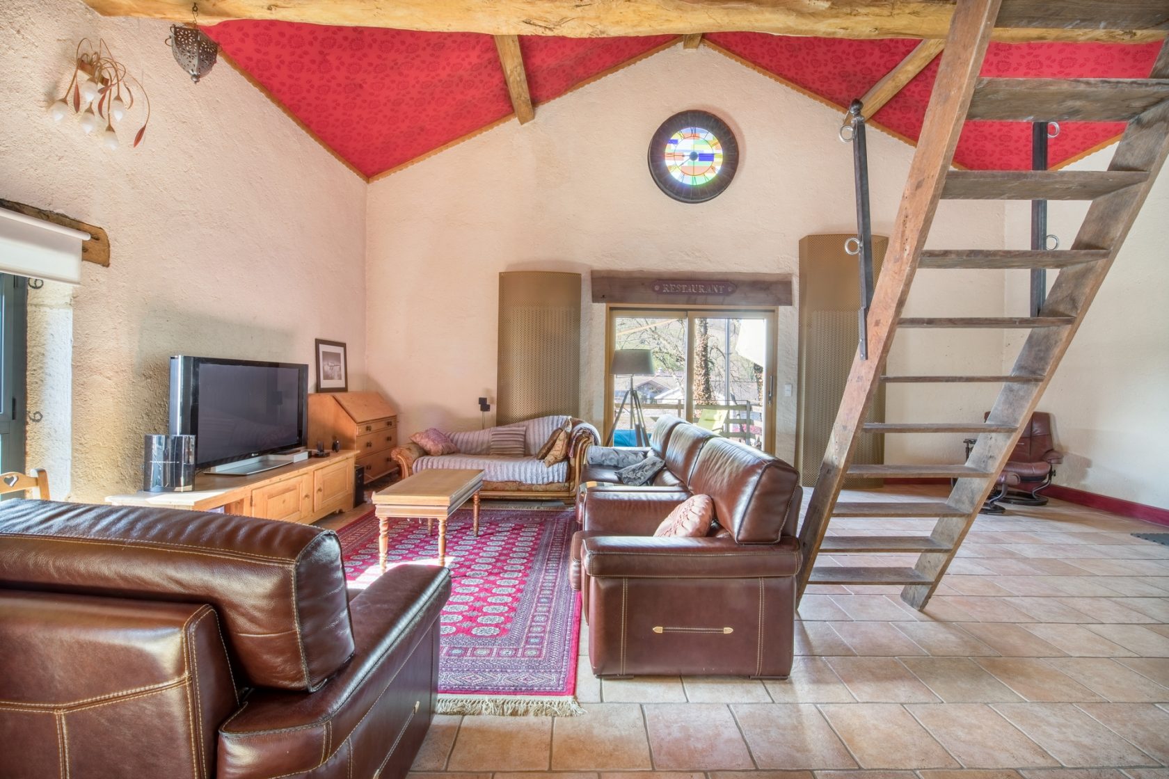 Old renovated farmhouse with garden and swimming pool in the heart of Beaujolais.