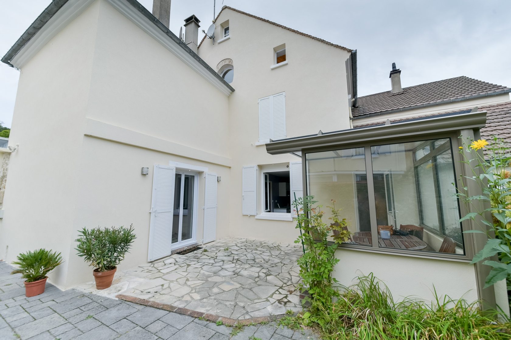 Former bistro and its cellar converted into a family home