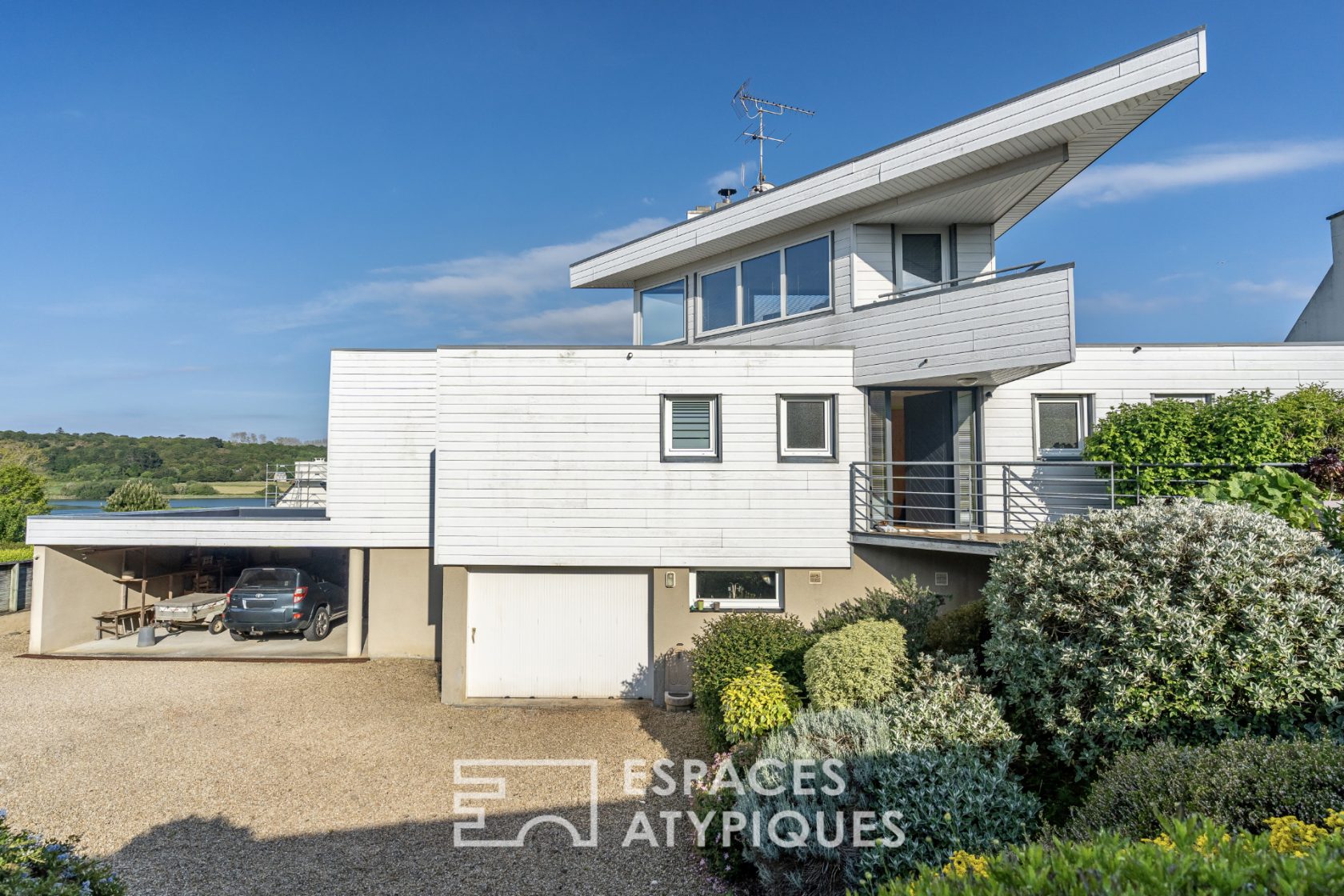 Contemporaine atypique face à la mer