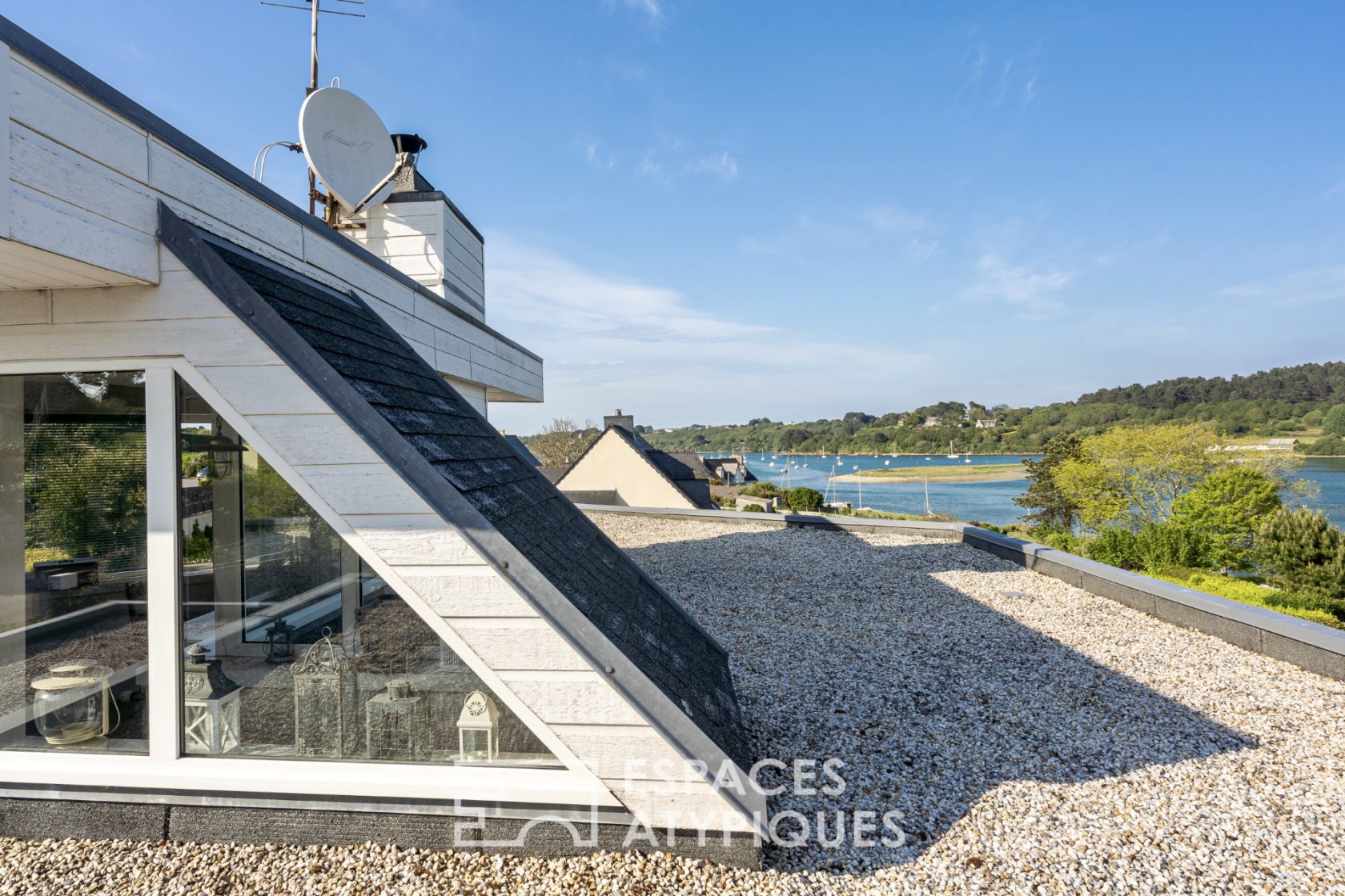 Contemporaine atypique face à la mer
