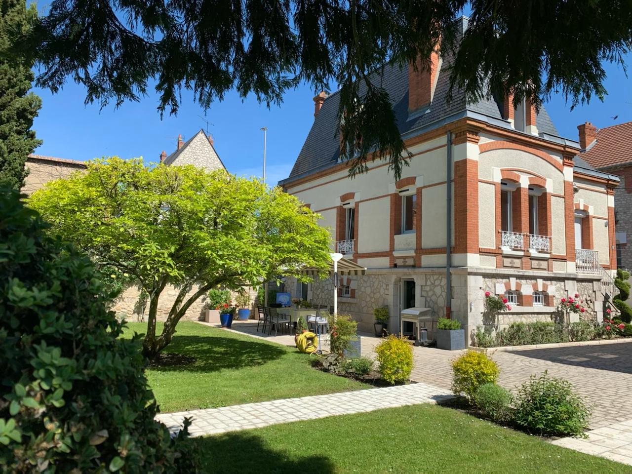Maison bourgeoise joliment rénovée avec piscine