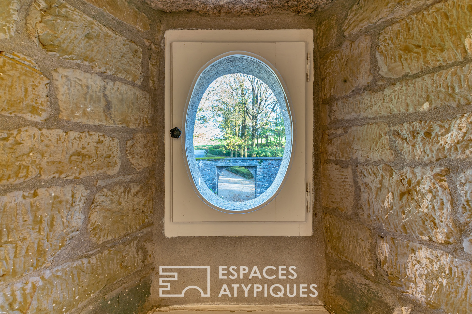 Manoir du XVIème siècle dans son écrin de verdure et de sérénité