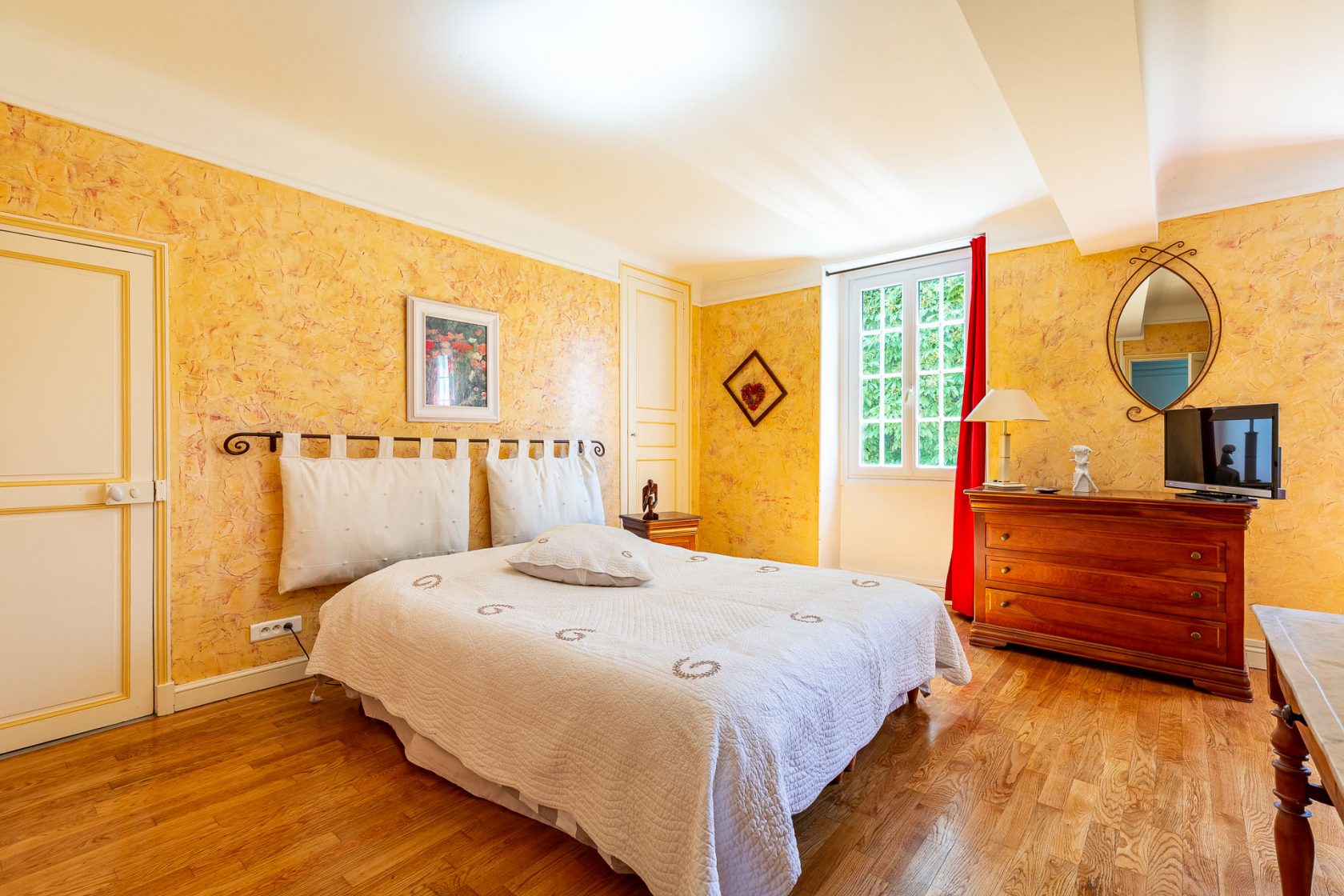 Beautiful property with garden, swimming pool and outbuildings