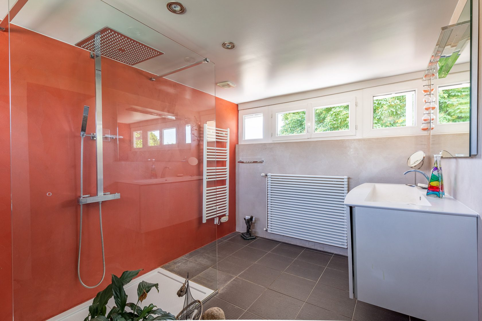 Beautiful property with garden, swimming pool and outbuildings