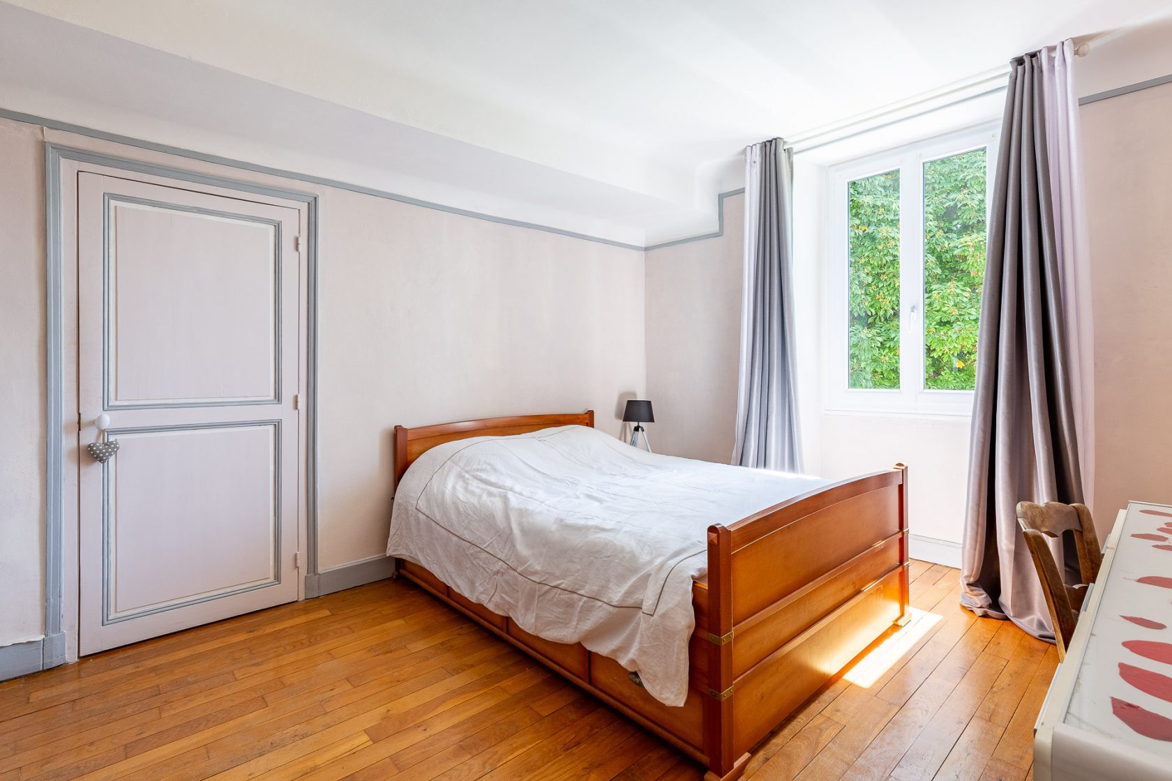 Beautiful property with garden, swimming pool and outbuildings