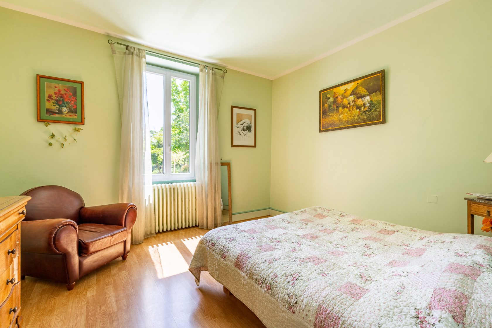 Beautiful property with garden, swimming pool and outbuildings