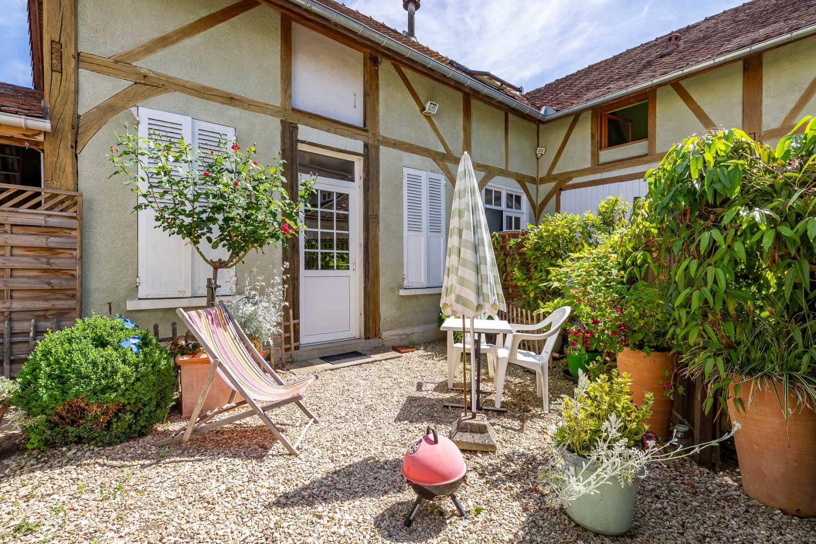 Beautiful property with garden, swimming pool and outbuildings