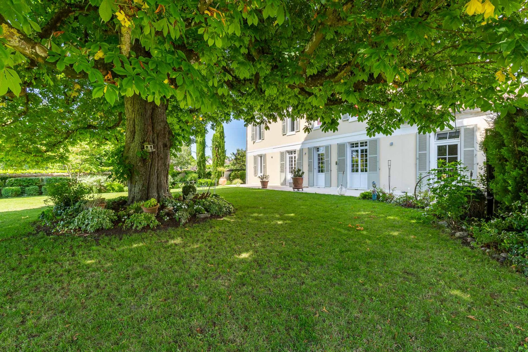 Beautiful property with garden, swimming pool and outbuildings