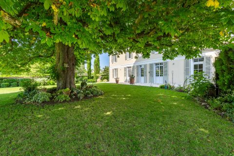 Beautiful property with garden, swimming pool and outbuildings