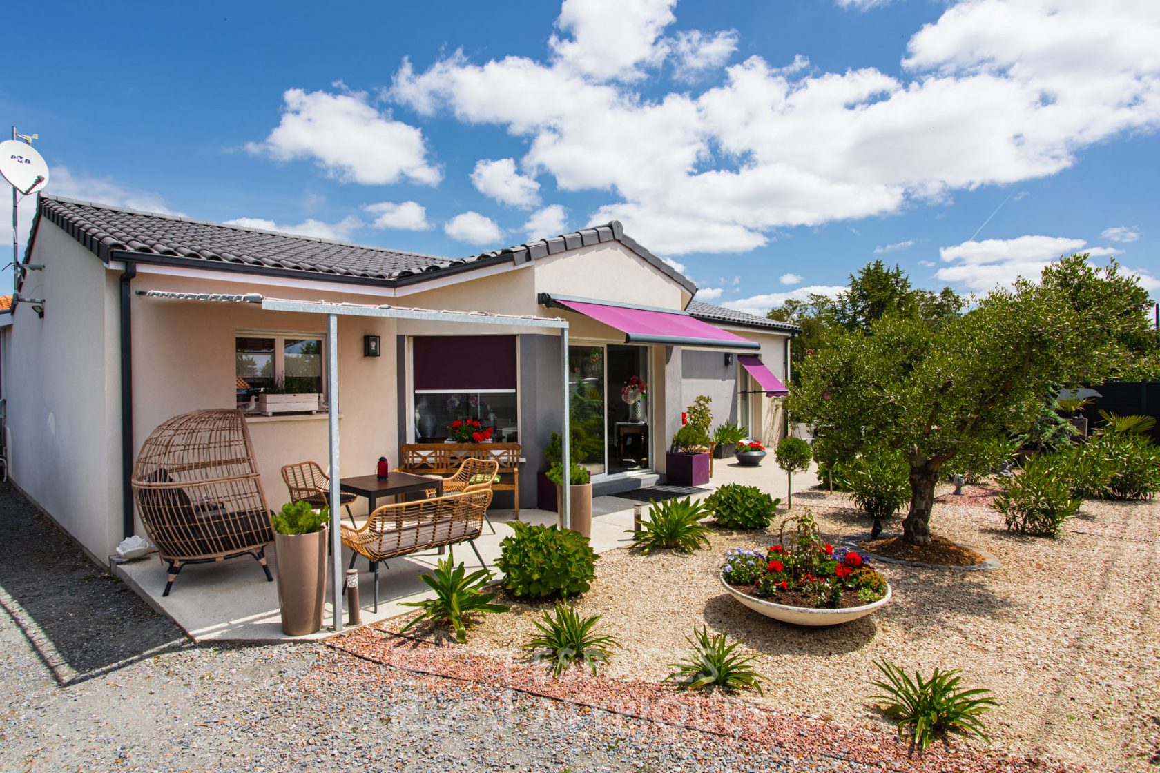 Contemporaine et son jardin provençal