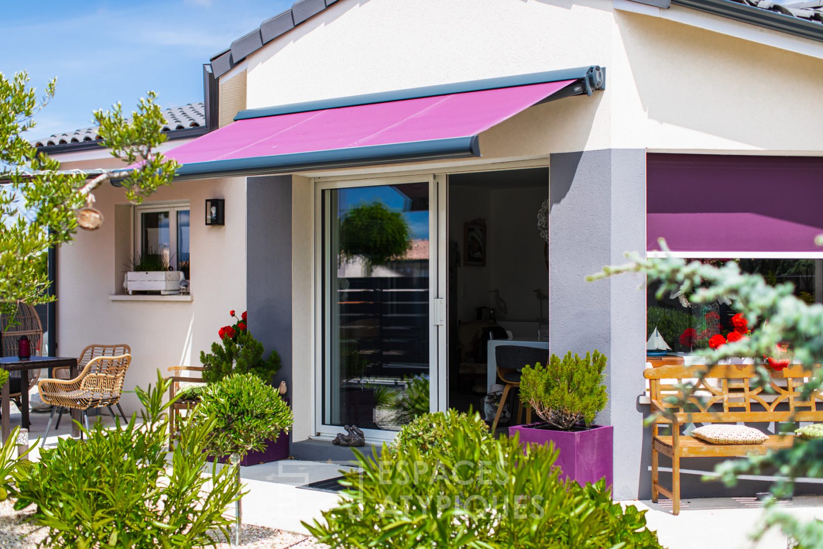 Contemporaine et son jardin provençal