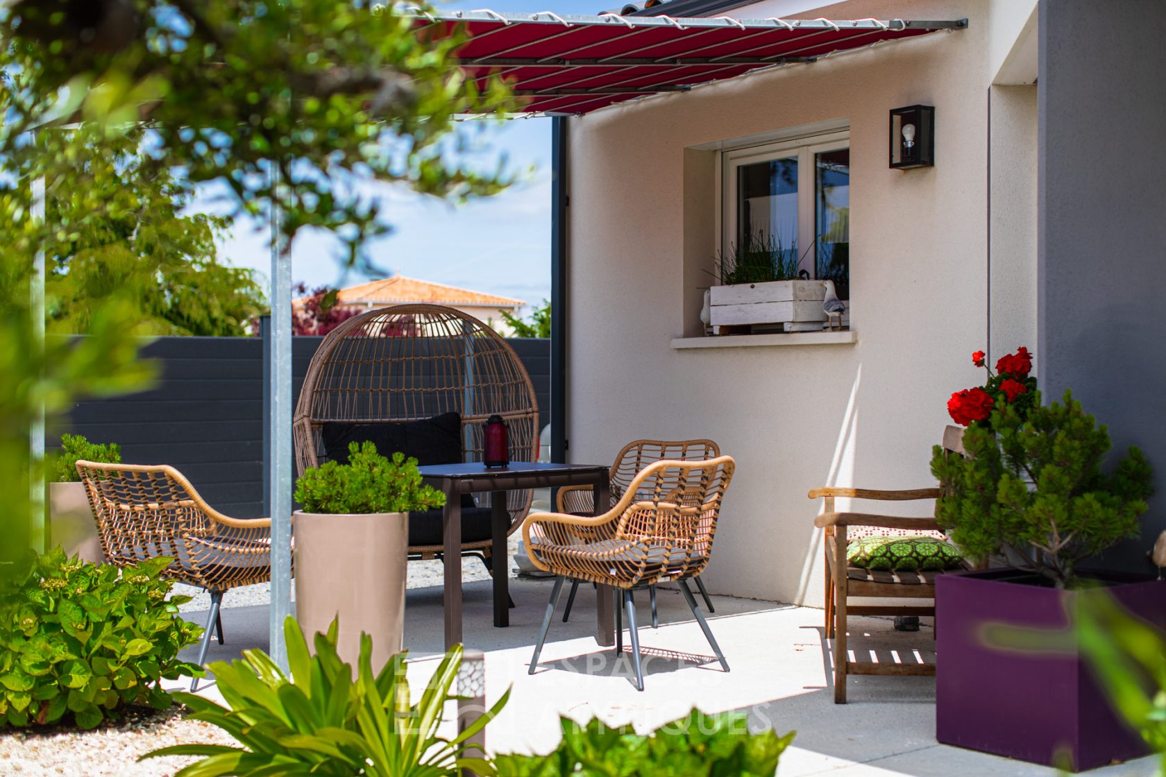 Contemporaine et son jardin provençal