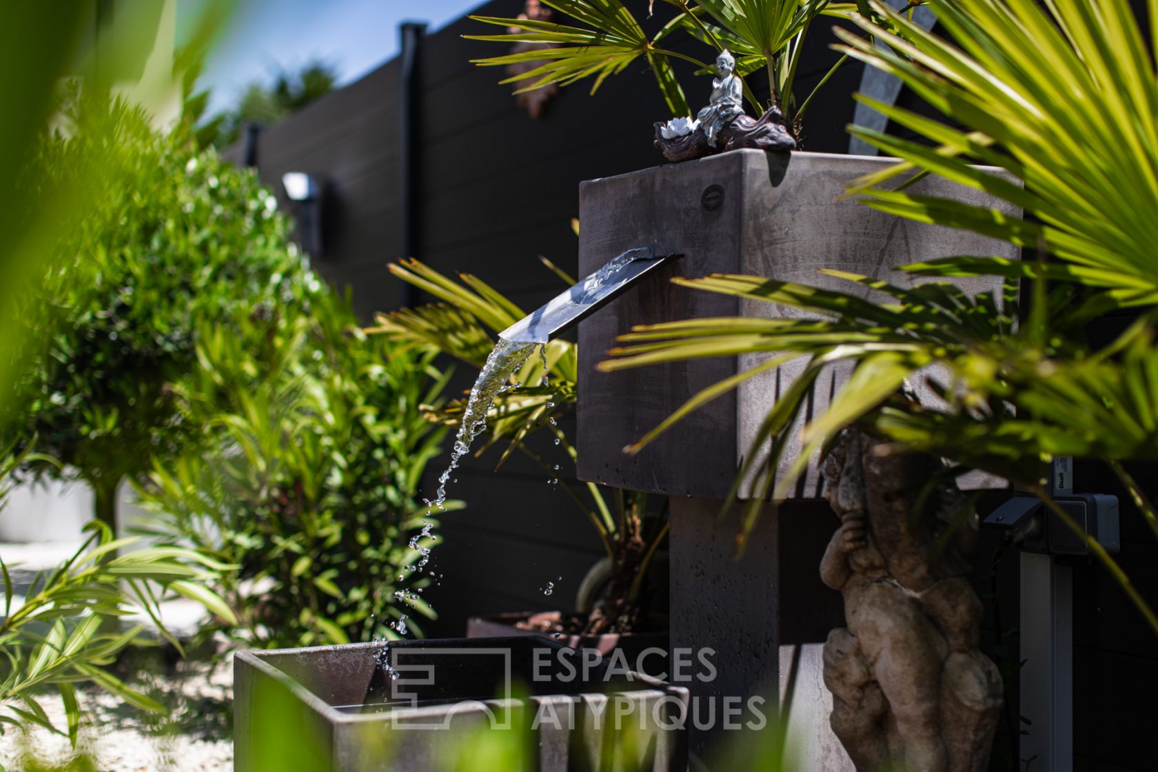 Contemporaine et son jardin provençal