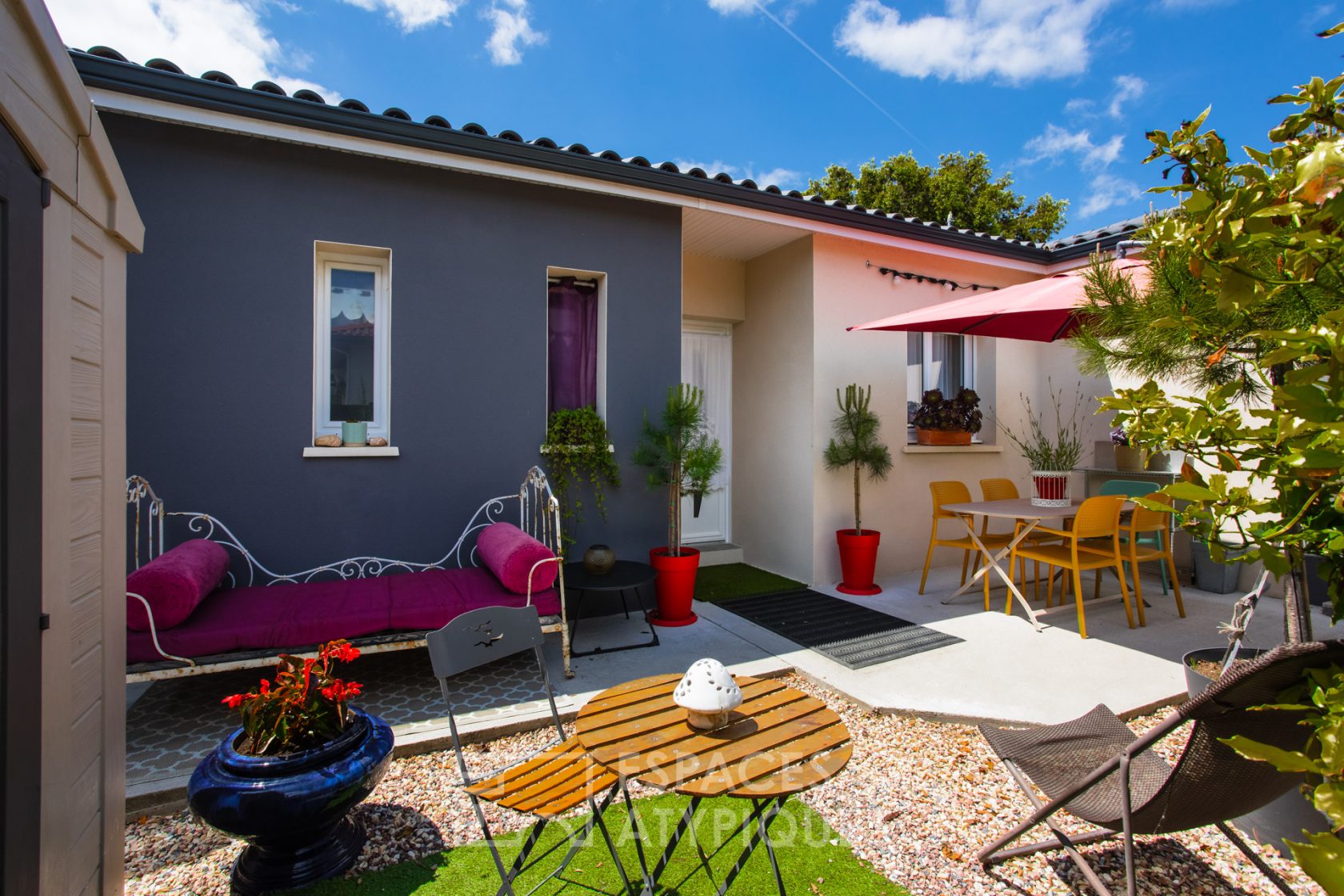 Contemporaine et son jardin provençal